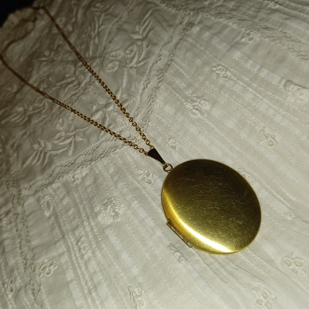 Vintage locket. - Picture 1 of 8